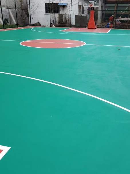 纳雍 球场长期使用易出现地面开裂